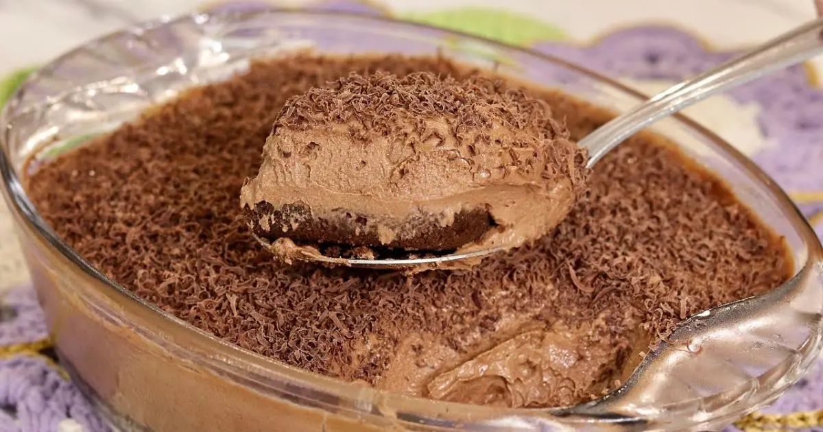 Torta mousse de chocolate na travessa, sem forno, rápida e deliciosa....