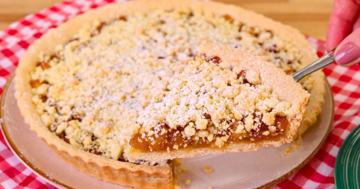 Torta de maçã crocante com recheio caramelizado, fácil de fazer e deliciosa servida com sorvete....