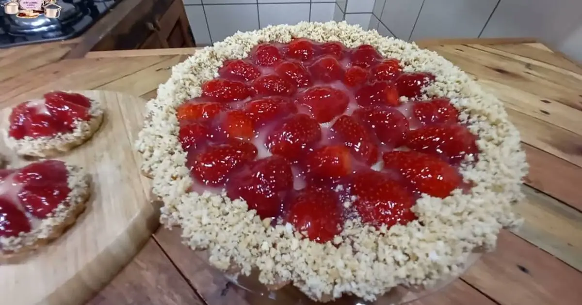 Prepare uma deliciosa torta de morango recheada com creme e geleia de brilho! Sobremesa perfeita...