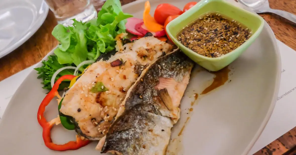 Prepare uma truta assada leve e saudável com salada refrescante e cheia de nutrientes....