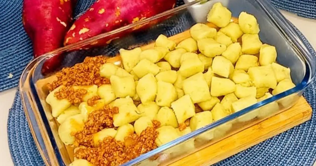 Um nhoque de batata-doce super fácil, feito com apenas três ingredientes e sem ovos....