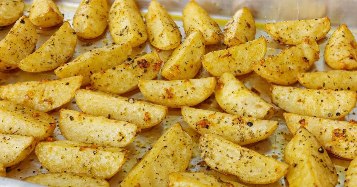 Essa receita de batata canoa de forno, temperada e crocante é perfeita para acompanhar pratos...