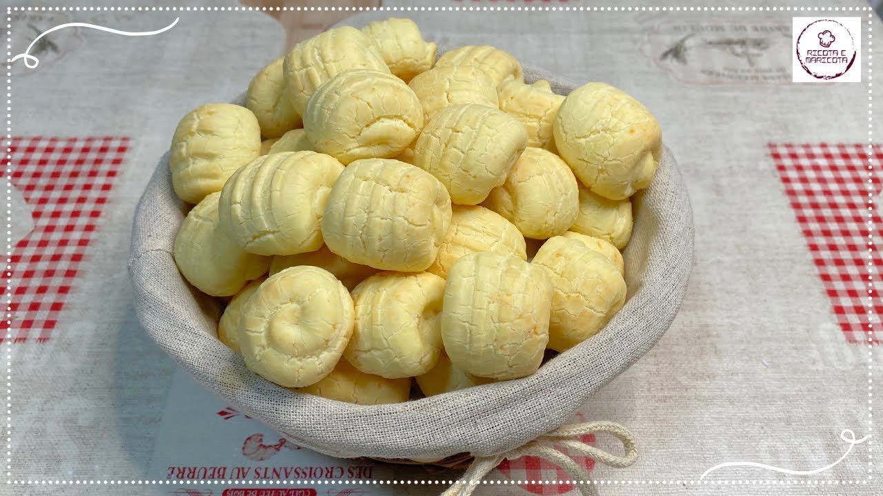 Aprenda a fazer biscoito de polvilho assado com queijo, macio por dentro, fácil e delicioso,...