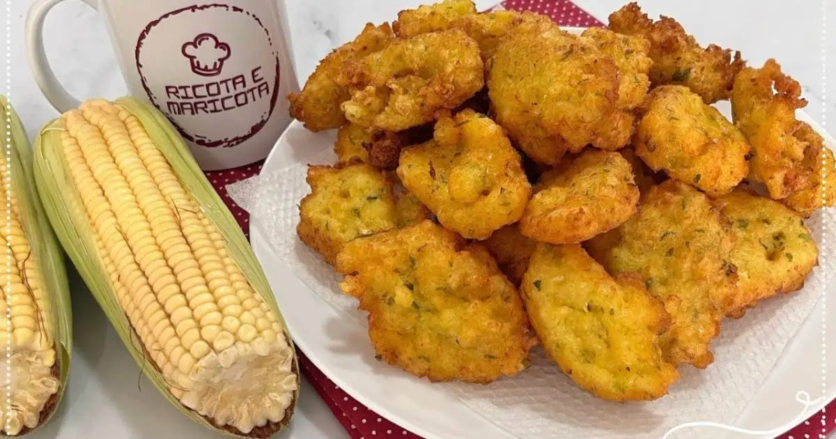 Experimente o bolinho caipira de milho verde frito delicioso, crocante por fora e macio por...