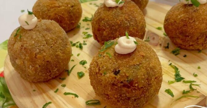 Lanche: Bolinho de Costela com Mandioca Recheado com Queijo