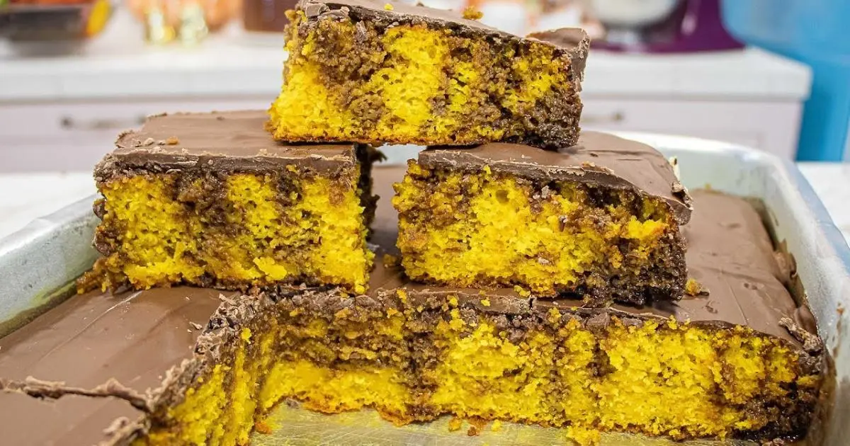 Um bolo de cenoura irresistível, com calda e cobertura crocante de chocolate, perfeito para qualquer...