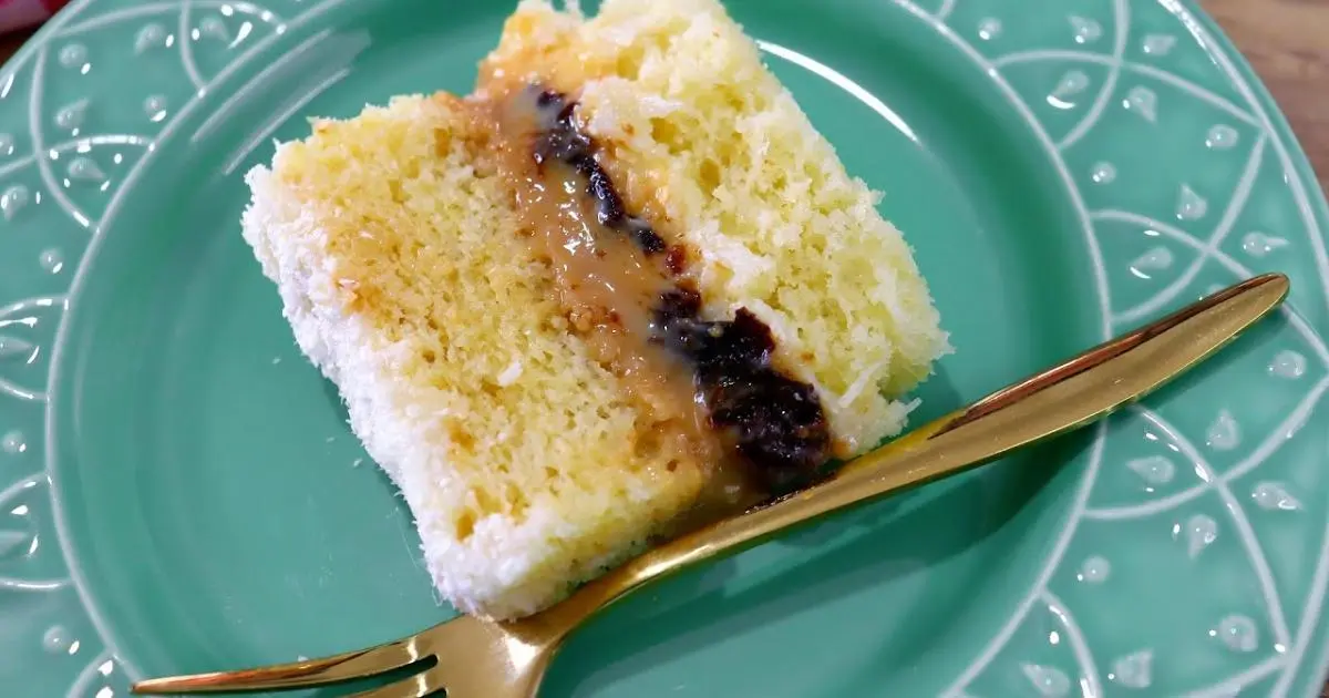 Descubra como fazer um bolo olho de sogra gelado delicioso, recheado com coco, doce de...