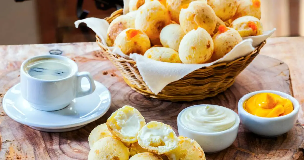 Bolo Salgado de Pão de Queijo Recheado é fácil e rápido, perfeito pro lanche, com...