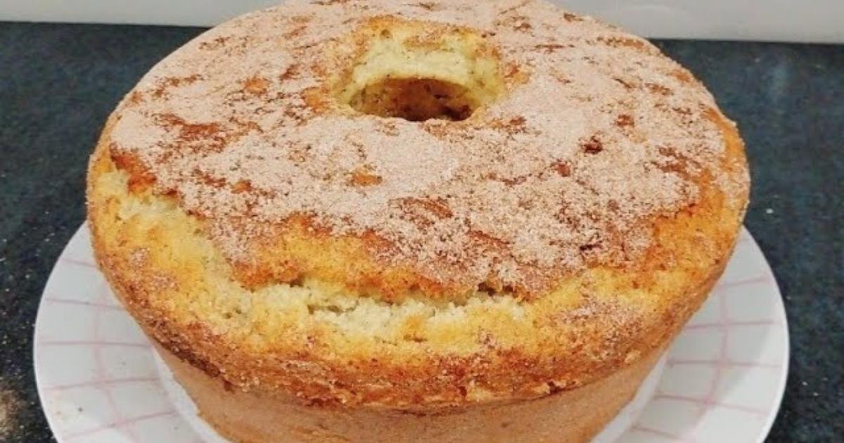 Receita fácil de bolo de banana fofinho, ideal pro café ou lanche, pronto em minutos....