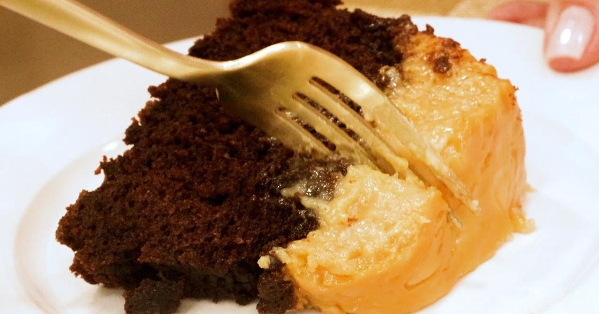 Aprenda a fazer um bolo de chocolate que já sai do forno recheado com doce...