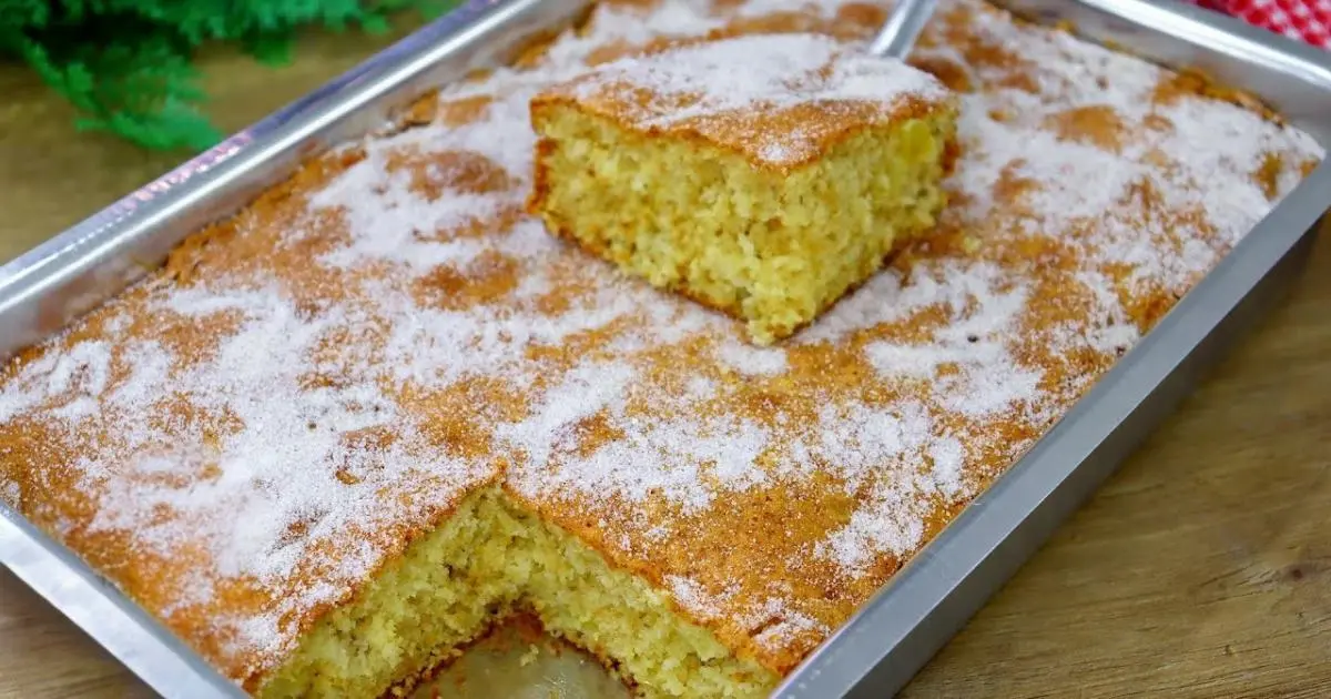 Bolo de maçã fofinho com canela, úmido, aromático e perfeito com café....