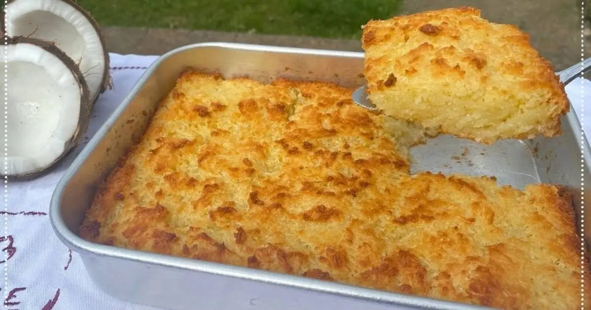 Aprenda a fazer bolo de mandioca com coco cremoso e fácil, uma receita tradicional, úmida...