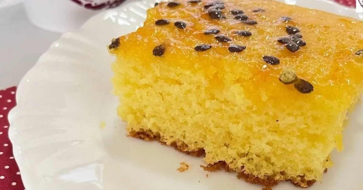 Aprenda a fazer bolo de maracujá fofinho com calda azedinha, uma receita deliciosa, úmida e...