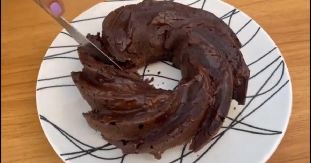 Aprenda a fazer um bolo de chocolate sem leite e sem ovo, fofinho e delicioso!...