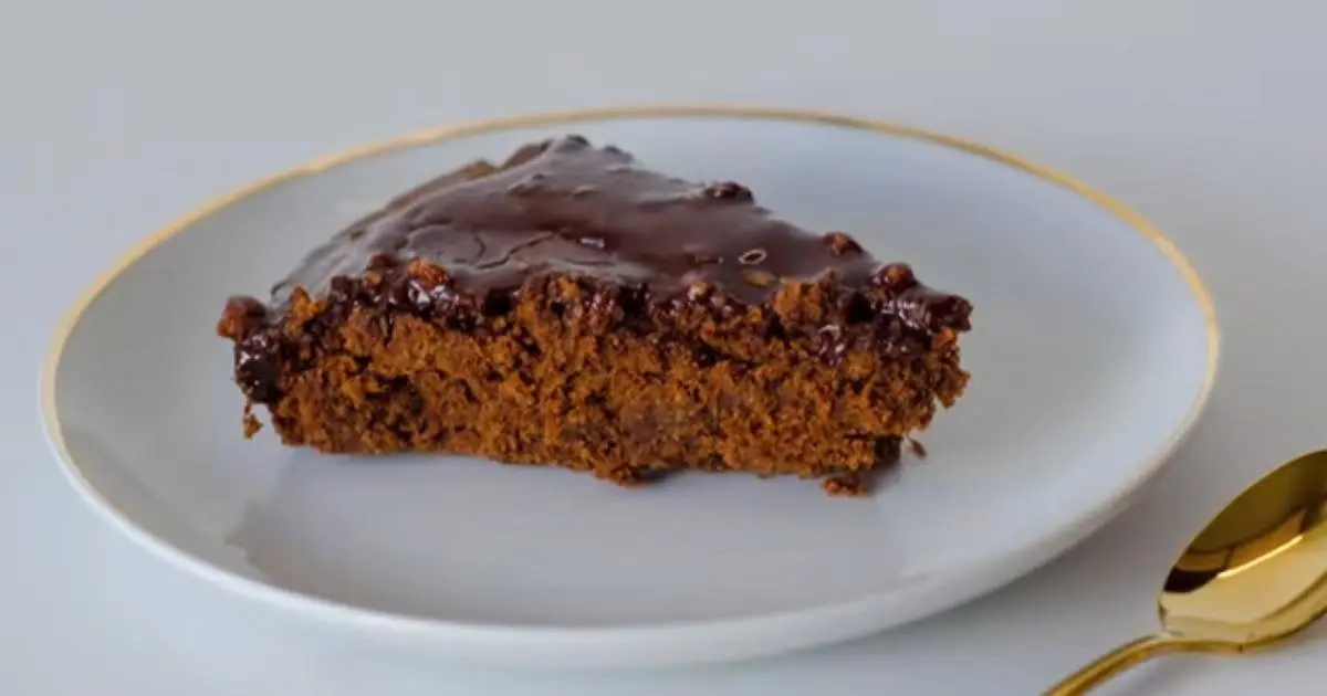 Receita fácil de bolo de chocolate vegano, fofinho e sem glúten. Perfeito para qualquer ocasião!...