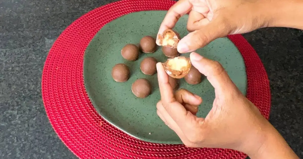 O Bombom Cremoso Recheado de leite condensado é fácil e delicioso, ideal para festas e...