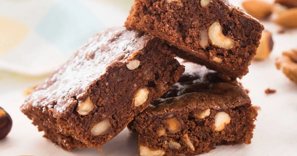 Brownie Crocante de Chocolate com Nozes é uma receita fácil e rápida com recheio delicioso...