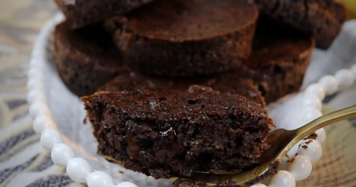 Receita simples de brownie de banana, sem açúcar, sem farinha e com muito sabor....