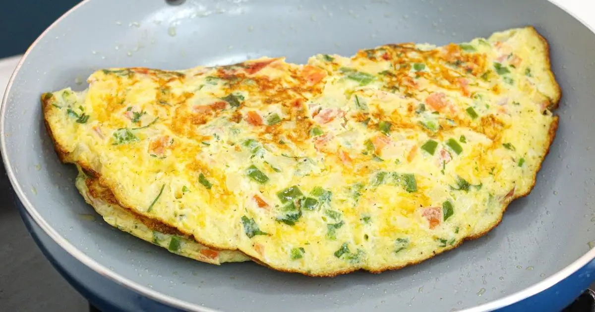 Aprenda a fazer uma omelete simples, rápida e deliciosa para qualquer refeição do dia....