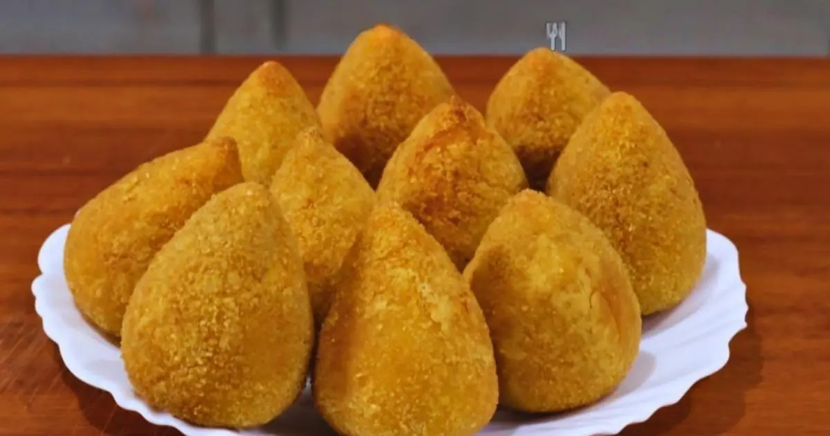 Uma coxinha irresistível com massa de batata super leve e saborosa!...