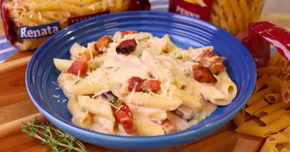 Um macarrão cremoso com queijo, frango e bacon, perfeito para um almoço ou jantar especial....