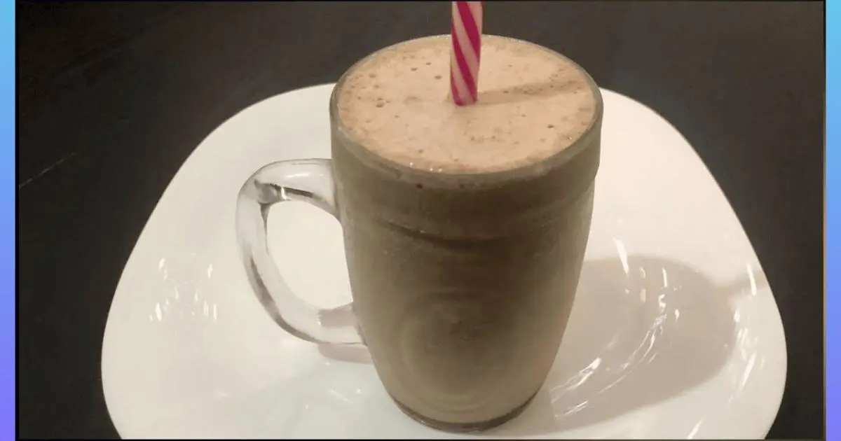 Aprenda a fazer um milkshake caseiro cremoso de chocolate e leite Ninho em minutos!...