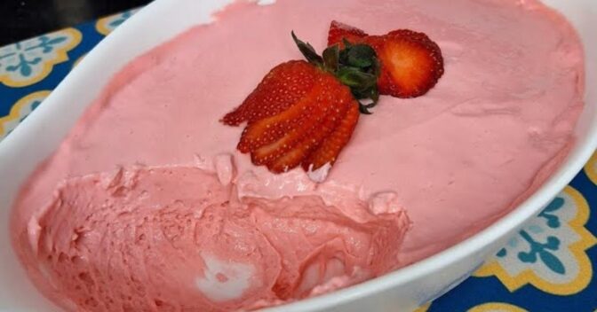 Sobremesas: Mousse de Morango com Suco Tang Que Fica Cremoso e Pronto em Minutos