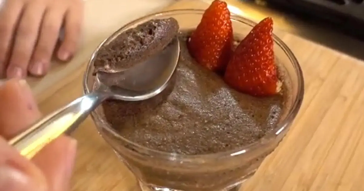 Mousse de chocolate proteico fácil, saudável e perfeito para matar a vontade de doce....