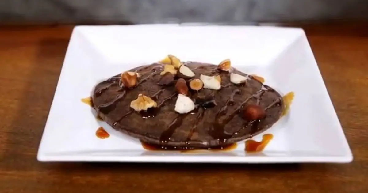 Receita fácil e rápida de panqueca proteica de chocolate com whey....