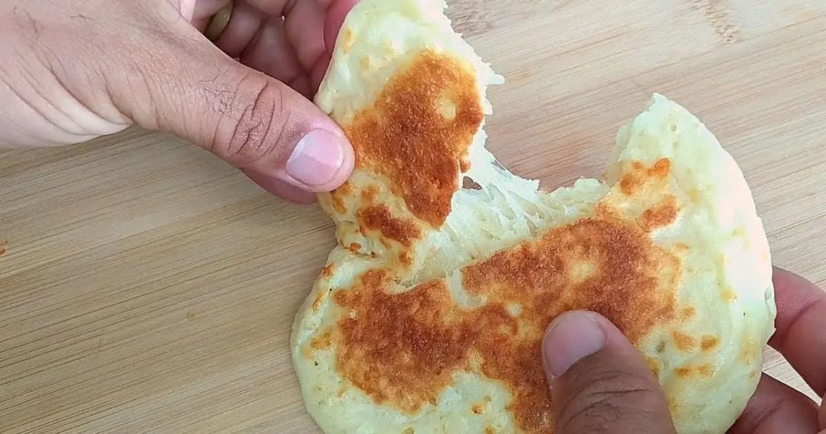 Receita prática de pão de queijo na frigideira, pronta em 10 minutos, perfeita para lanches....