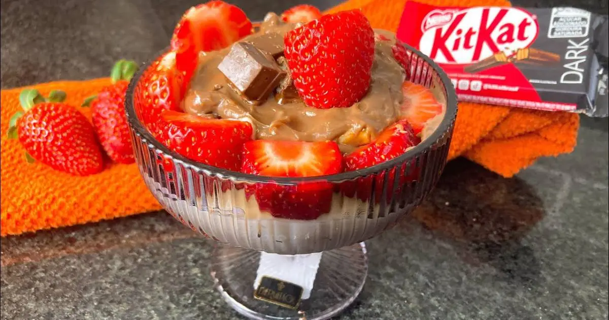 O pavê cremoso de leite condensado com KitKat Dark tem camadas crocantes, chocolate e morango....