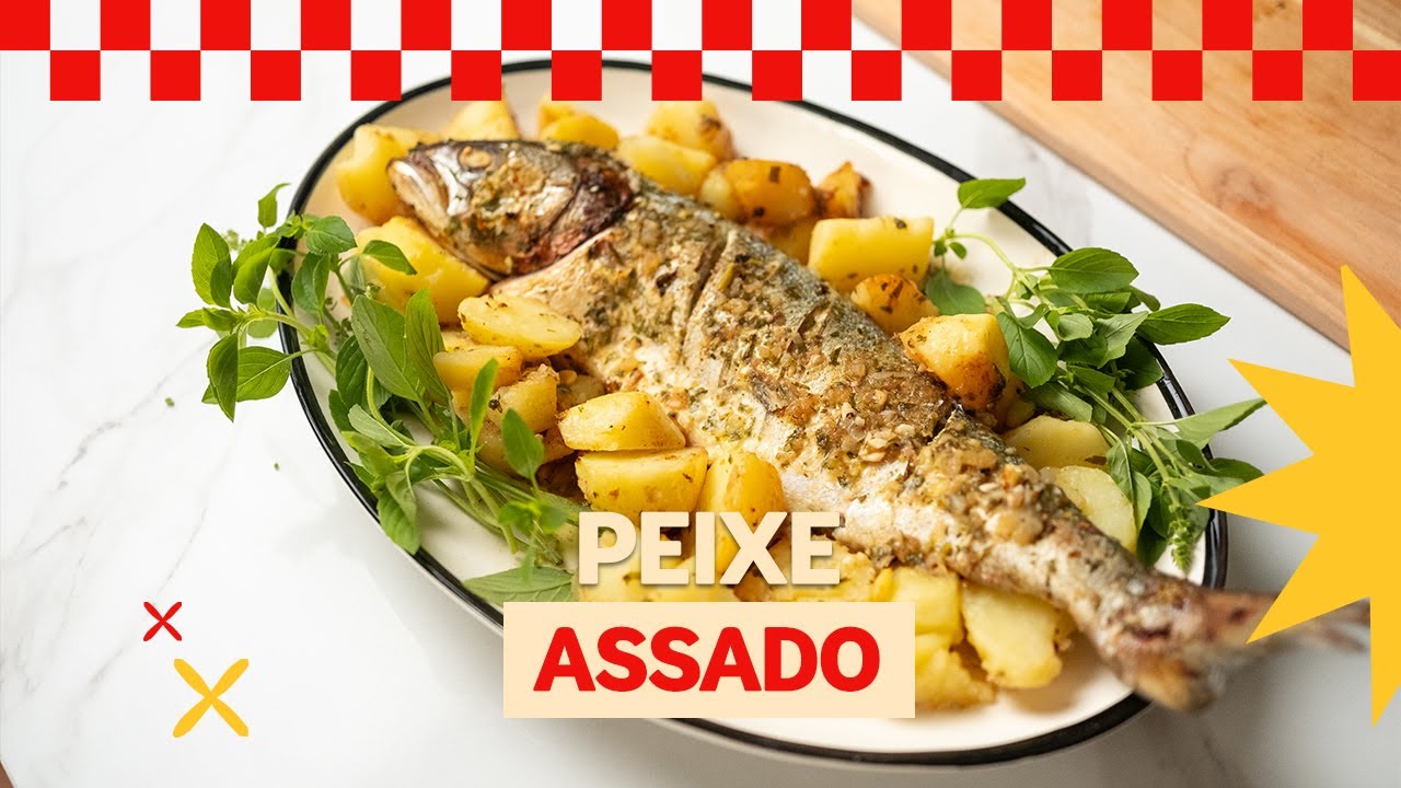 Esse peixe assado com batatas é suculento, dourado e cheio de sabor! Uma receita perfeita...