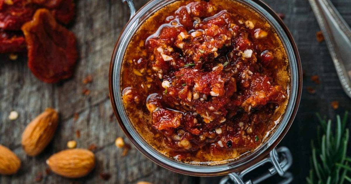 Esse pesto vermelho com tomate seco e manjericão é perfeito para massas, sanduíches e muito...