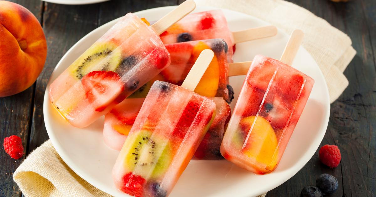 Aprenda a fazer um picolé de frutas saudável, fácil e delicioso, perfeito para o calor!...