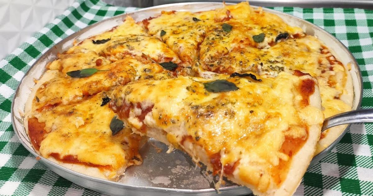 Agora é só preparar essa pizza de massa líquida fácil e deliciosa e aproveitar com...