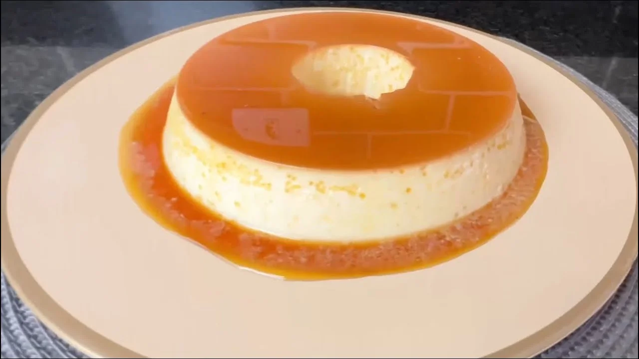O pudim cremoso tradicional de leite condensado é fácil, clássico e irresistível. Aprenda essa receita...