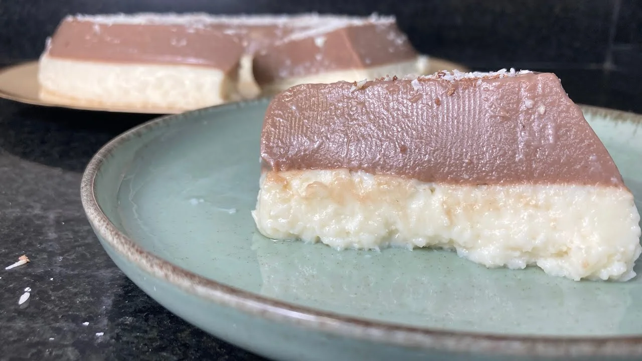 O pudim de prestígio cremoso, sem forno, combina chocolate e coco de forma irresistível. Aprenda...