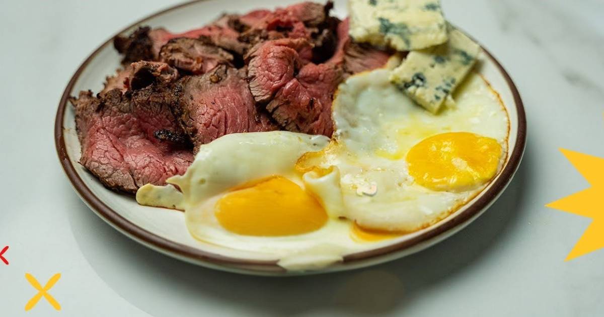 Aprenda a fazer Rosbife com Ovo Frito e Queijo Azul, um prato incrível e fácil,...