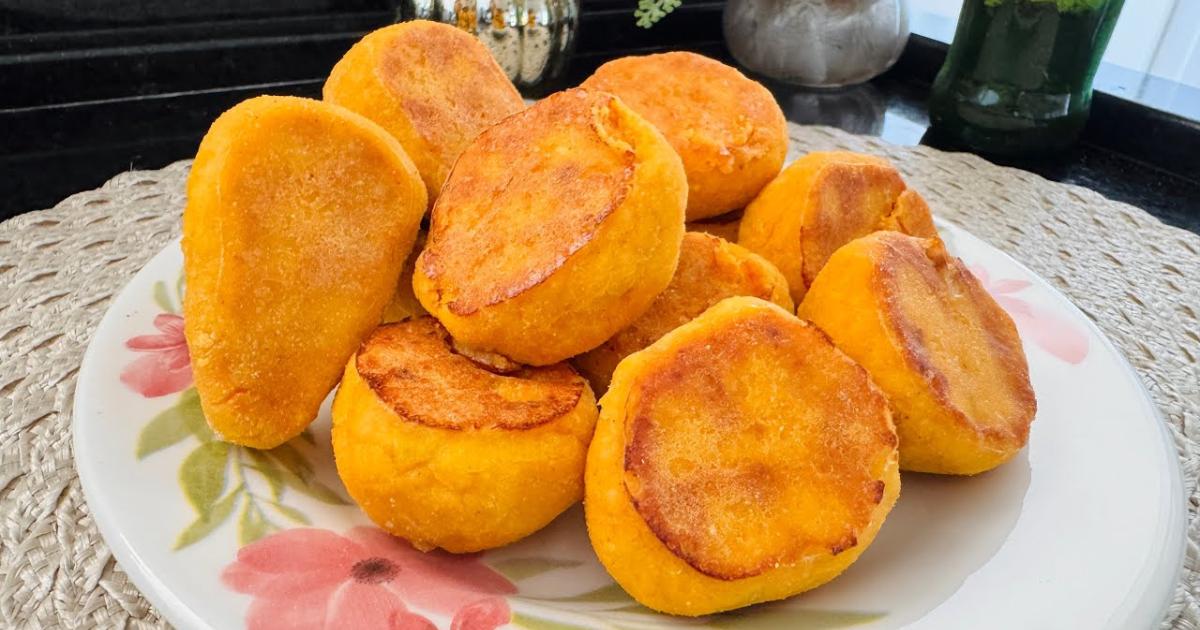 Salgadinho assado de frango fácil, saudável e sem fritura, perfeito para um lanche saboroso....