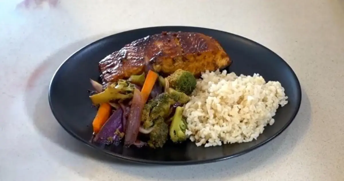 Jantar com salmão e mousse de chocolate saudável que encanta pelo sabor e simplicidade....