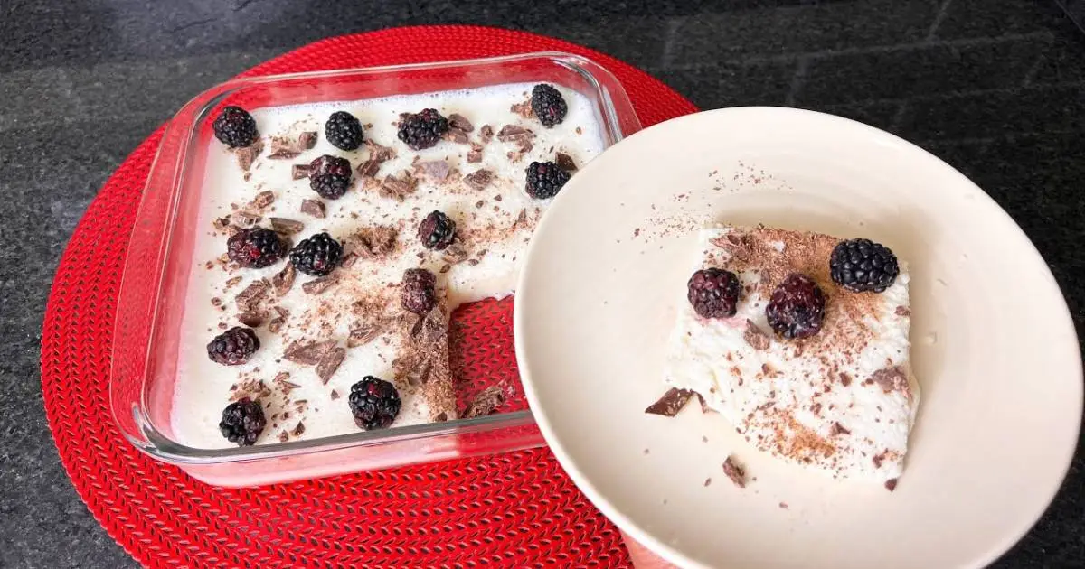 A sobremesa cremosa rápida com chocolate e frutas é simples e deliciosa, feita no liquidificador....