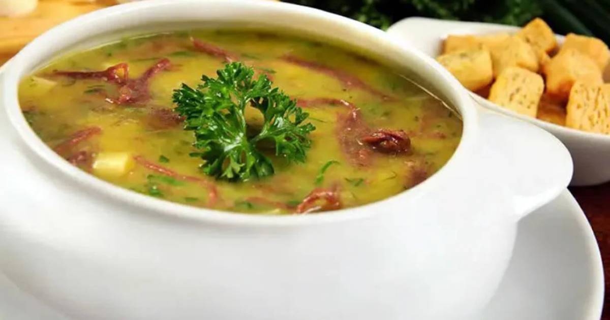 Essa sopa cremosa de mandioca com carne seca é fácil, saborosa e perfeita para os...