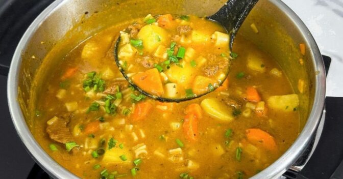 Sopa: Ta Frio? Então Faz essa Sopa de Carne com Legumes Super Cremosa!