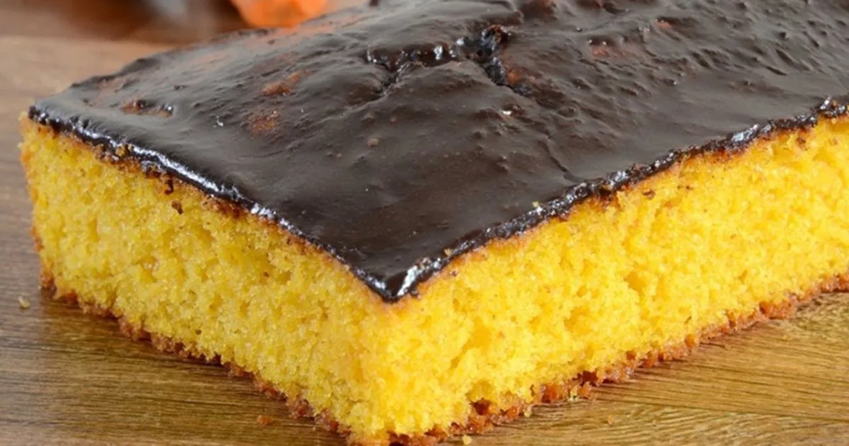 Bolo de cenoura fofinho de liquidificador, fácil e rápido. Receita prática com cobertura de chocolate!...