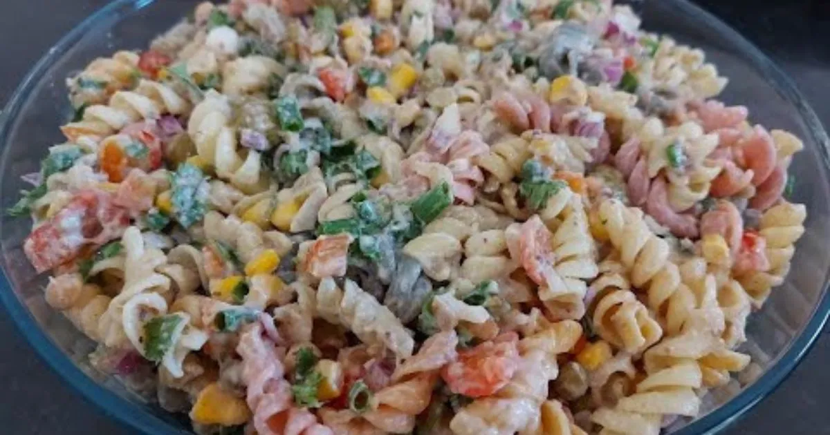 Receita fácil de salada de macarrão com sardinha, rápida, saborosa e refrescante. Só Faça!...