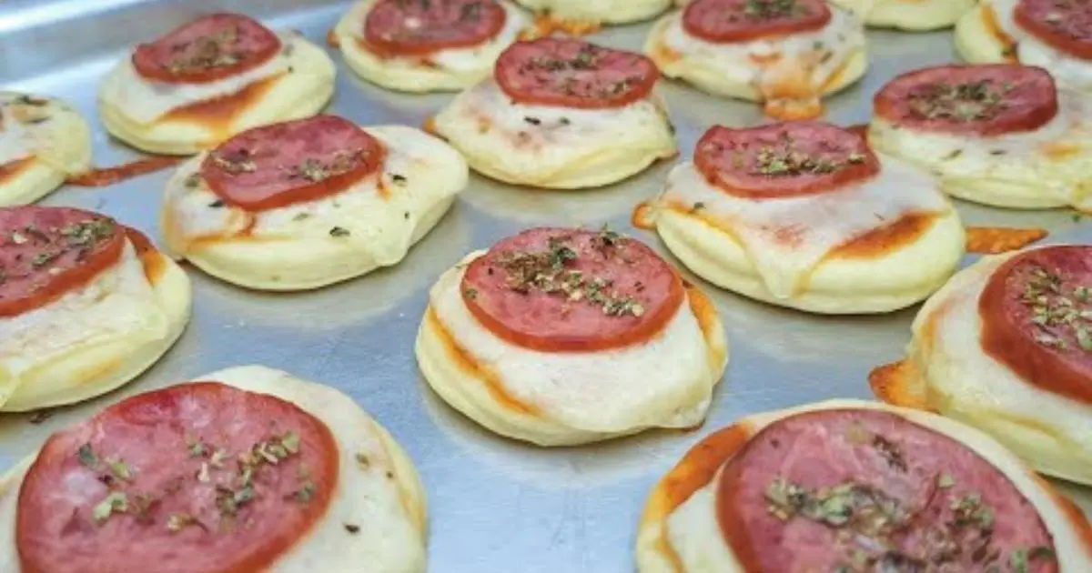 Receita fácil e deliciosa de massa para mini pizza, perfeita para festas, lanches e venda....