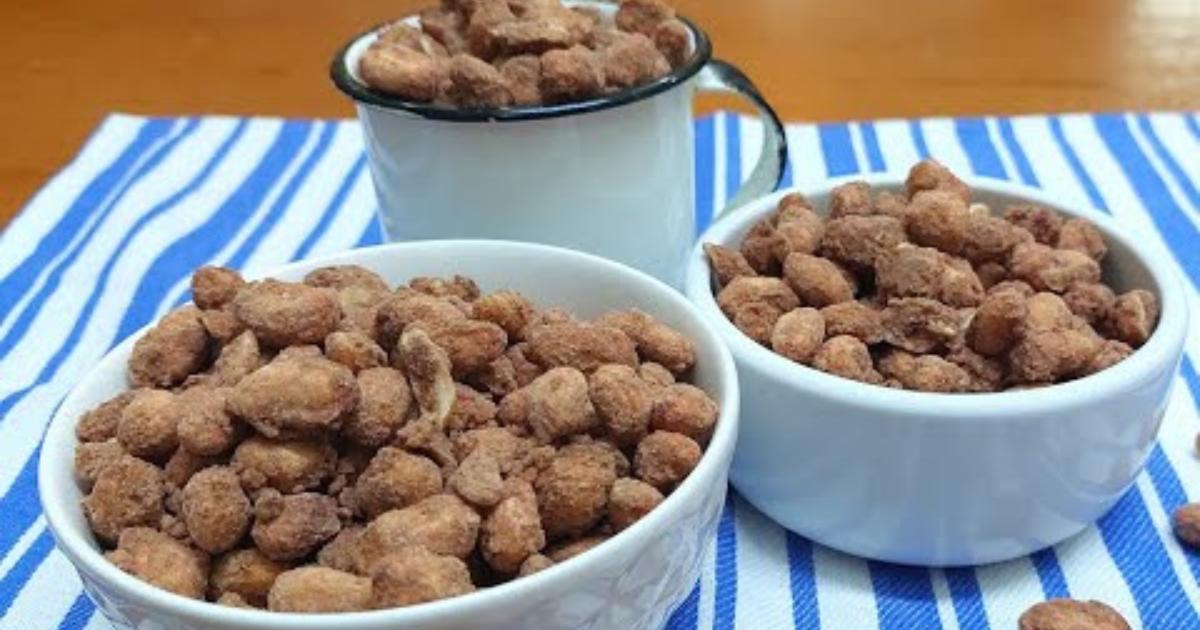 Aprenda a fazer um amendoim doce crocante com chocolate, igual ao das festas juninas, mas...