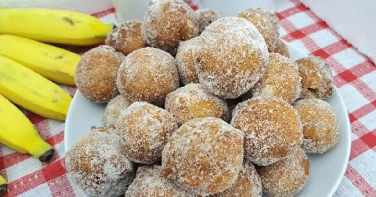 Aprenda a fazer bolinho de chuva com banana fofinho e delicioso, perfeito para o café....