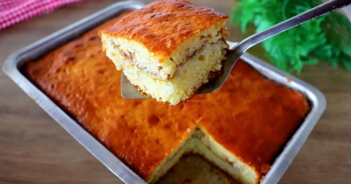 Aprenda a fazer um bolo de banana fofinho que já sai recheado do forno, perfeito...