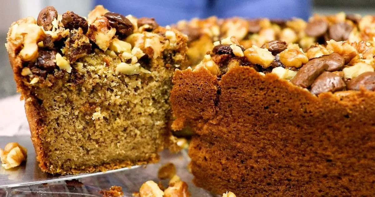 Receita fácil de bolo de banana sem farinha e sem açúcar, fofinho e cheio de...